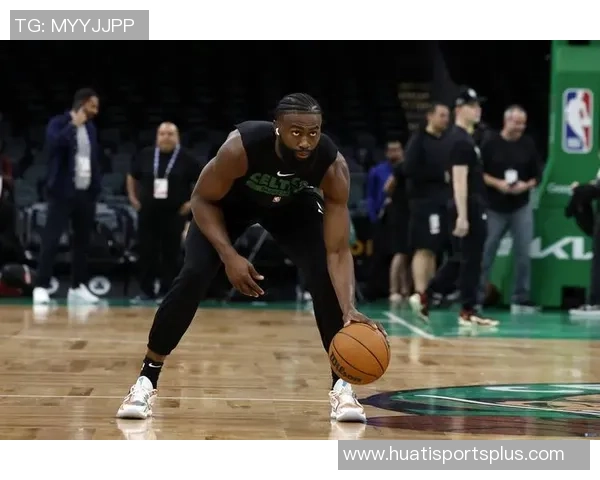 杰伦布朗弧顶三分精准回应个人得分已突破30分展现强大实力